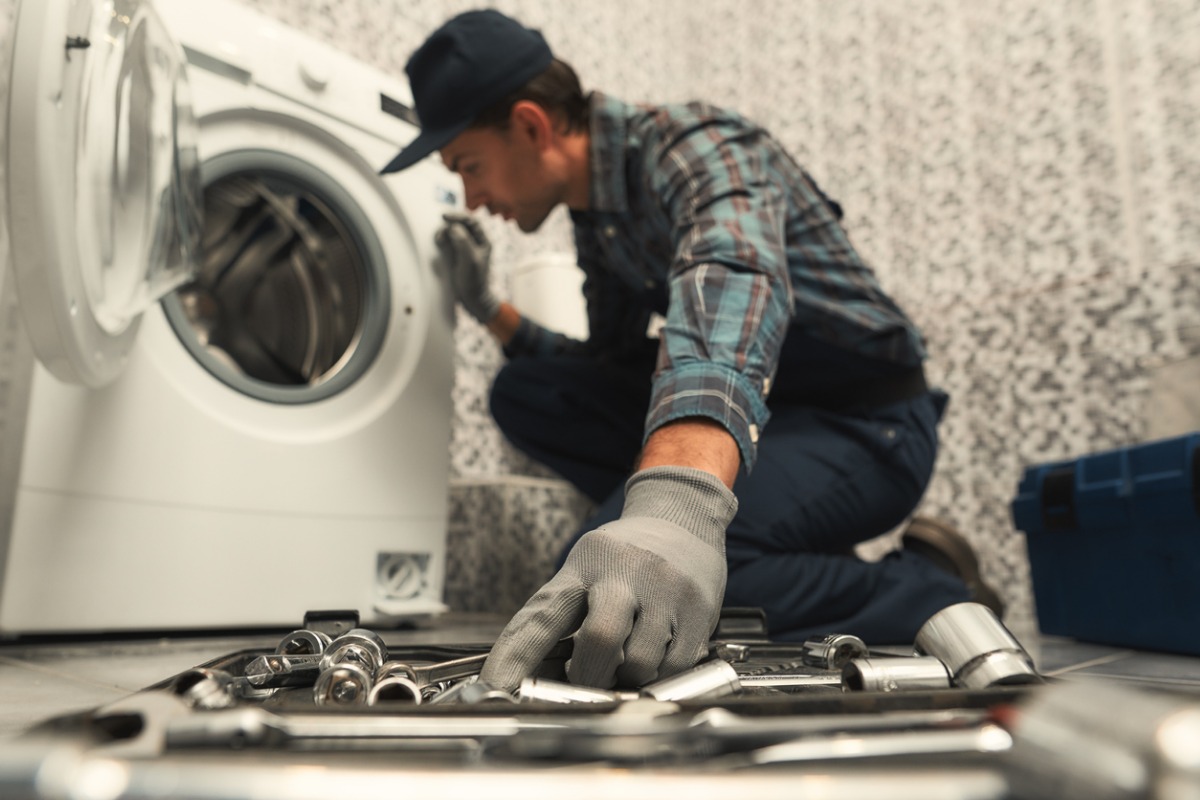https://global-service.ro/wp-content/uploads/2023/03/choosing-the-right-tool-plumber-repairing-washing-machine-picture-id1170038003.jpg